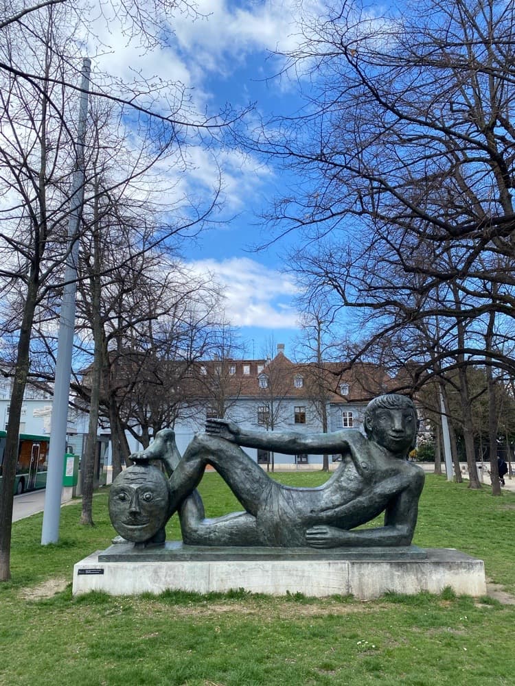 Statue of Figures token image